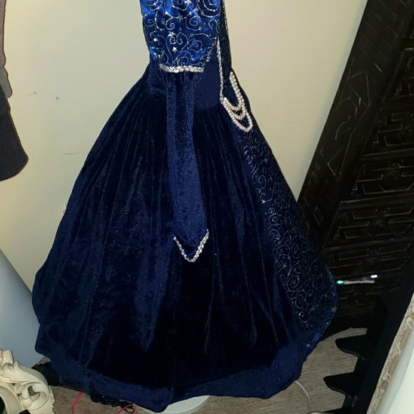 GIRLS Size 7 beautiful winter dress - Picture 5 of 9